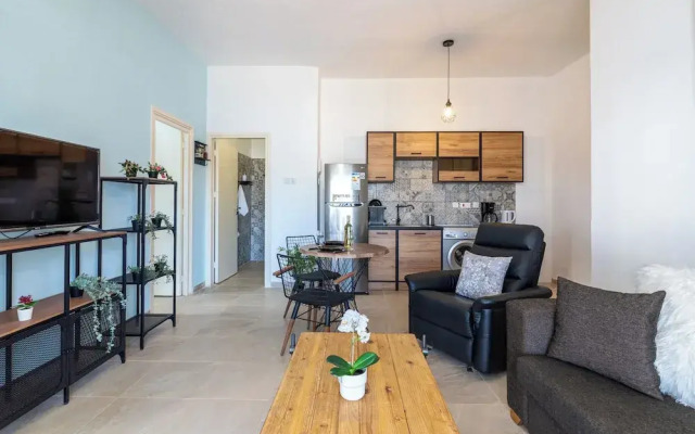 Nala - 2 Bedroom Apt & Patio in Larnaca