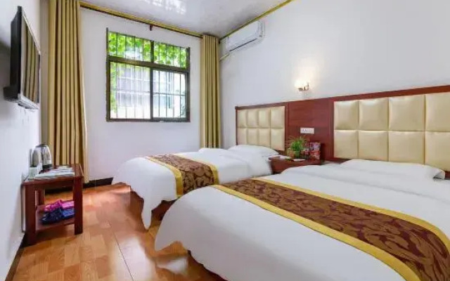 Cenxi Hotel (Huashan Scenic Area)