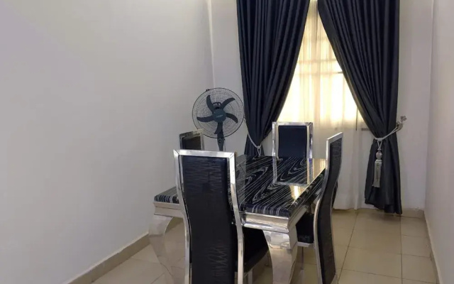 2 Bed - Sleeps 4 - Aircon - Free Parking