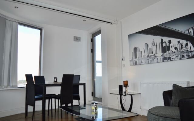 2 Bedroom Apartment With 2 Balconies in Manchester