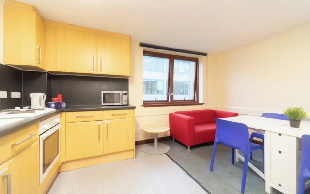 JOIVY Inviting flat near Edinburgh Castle - Adults Only