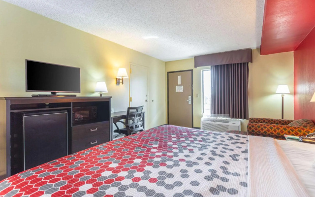 Econo Lodge & Suites Clarksville near Governors Square Mall