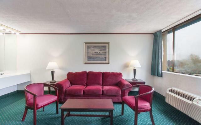 Schenectady Inn & Suites