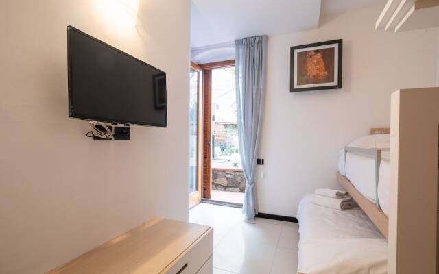 Ponte Rosso Modern by Mmega