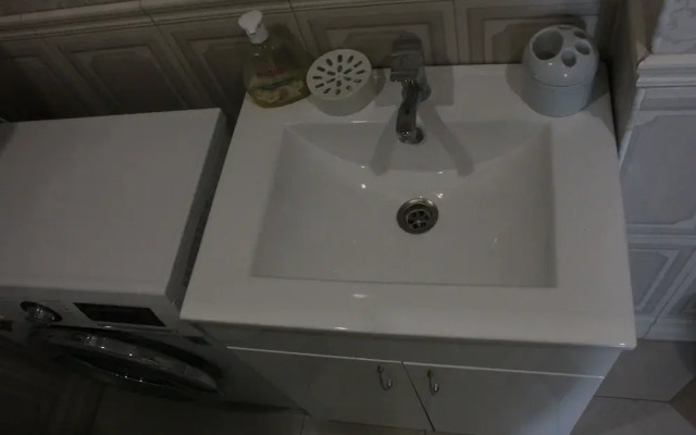 Apartment on Kamyshovaya 41, apt 19