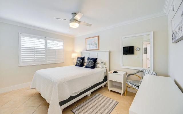 Naples Condo w/ Pool - Walk to Dining & Beach
