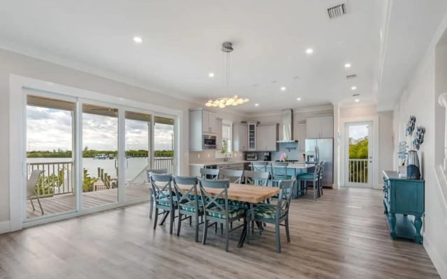 Mastway House by Brightwild Pool Dock