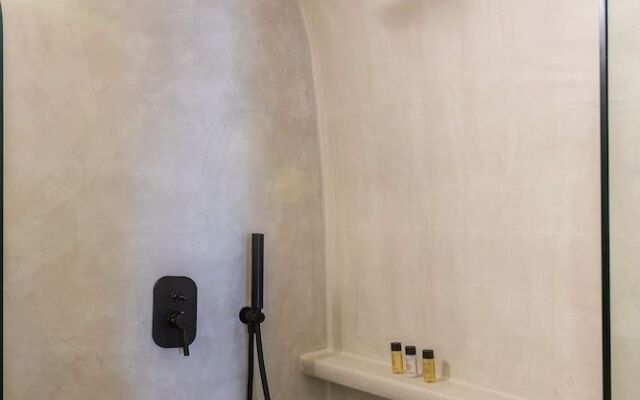 3 Caves by Caldera Houses