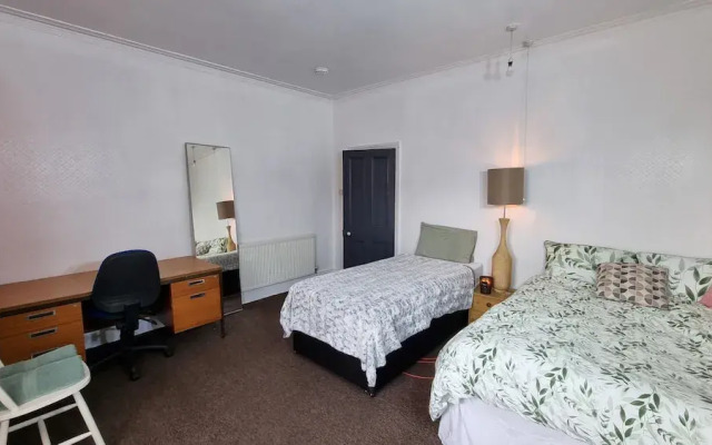 Spacious 4-bed House Great Location Coventry
