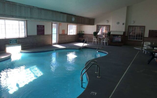 Days Inn & Suites by Wyndham Williamsburg IA North