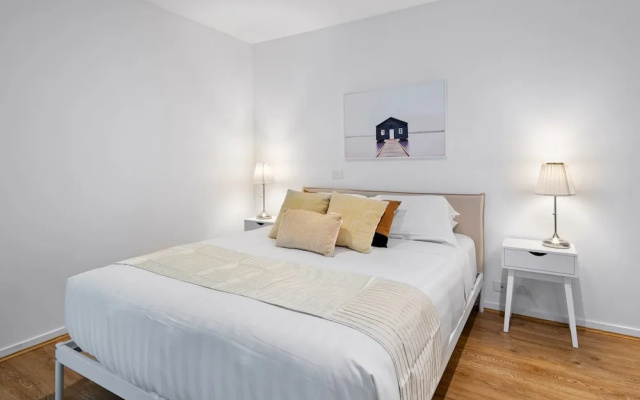 Central 2-bed Apartment With Parking, – Guest Rooms – Melbourne