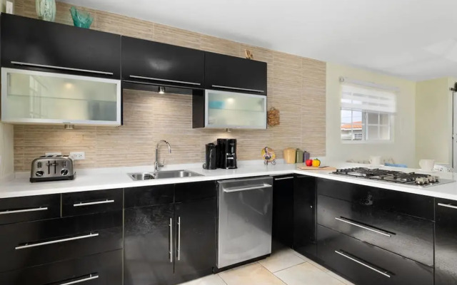 3BR 2BA Near Eagle Beach w Private Pool