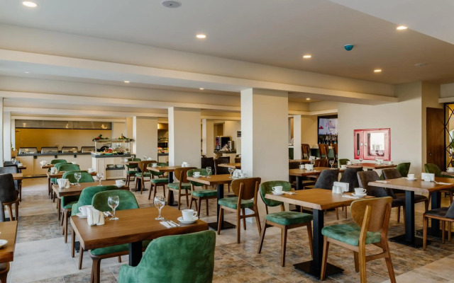 Olivia Palm Hotel