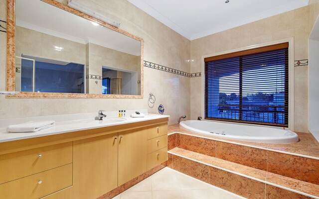 Stunning Lake Front House Amalfi Drive