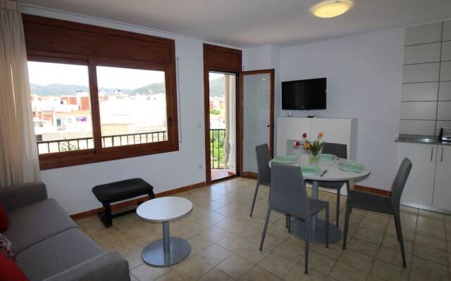 Modern-chic Apartment in Rosas Near the Beach