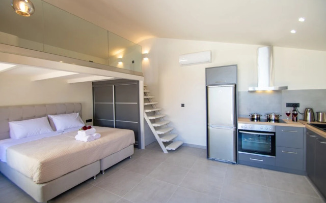 Manthos Beachfront Luxury Suite