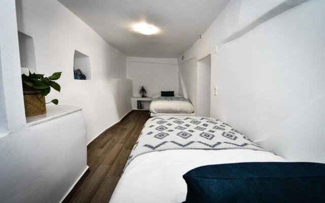 CHARMING 2BR Hilltop Serenity Suite, Lively Greek Village