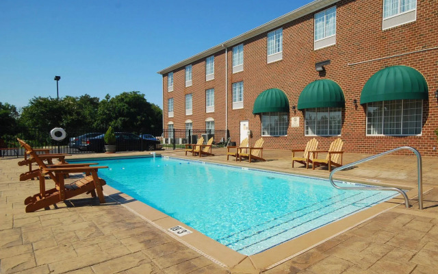 Holiday Inn Express Hotel & Suites Warrenton by IHG