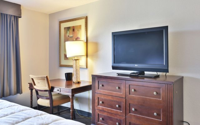 Baymont Inn and Suites by Wyndham Columbus / Near OSU