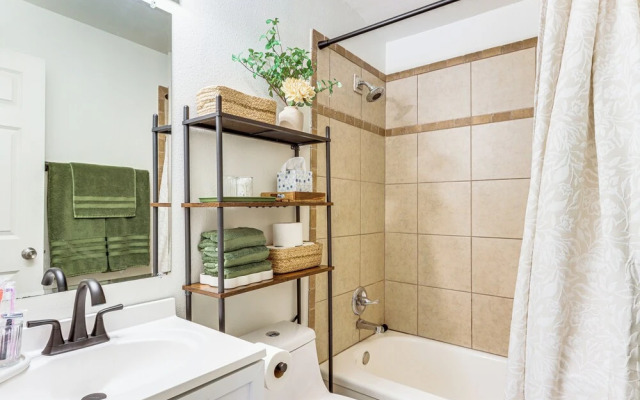 4 Mi to Dtwn: Dog-friendly Fayetteville Home