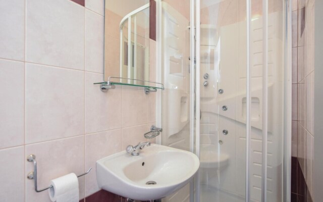 Beautiful Home in Omis With Wifi and 8 Bedrooms
