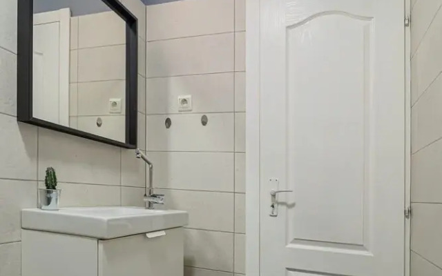 Chic Black White 2BR Retreat on Dambovitei
