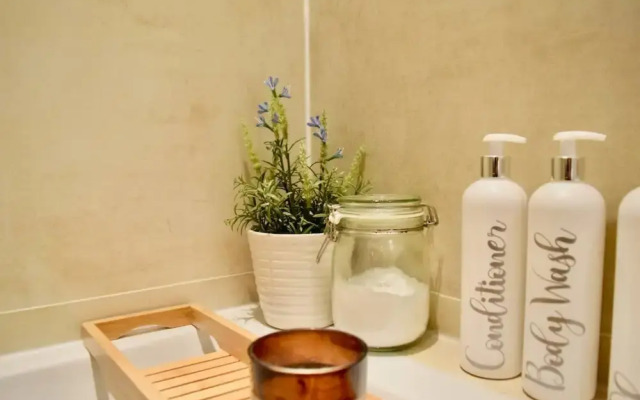 Modern 3 Bedroom Garden Flat in Tooting
