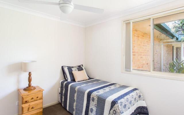 1/4 Huntly Close