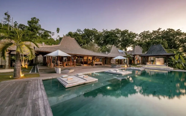 Palatial Wooden Villa, 4br, Lovina