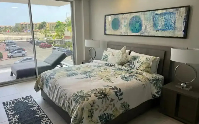 Eagle Beach Modern 2br2ba Beachfront Condo w Pool