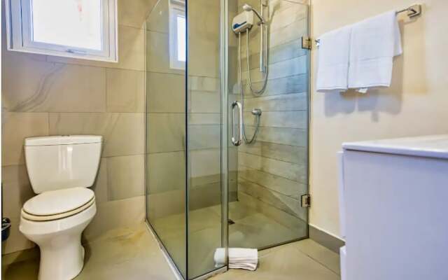 Spacious 6BR Villa w Pool Close2beach Sleeps 16
