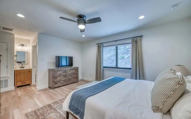 Luxury Riverfront Villa With Firepit & Gameroom!