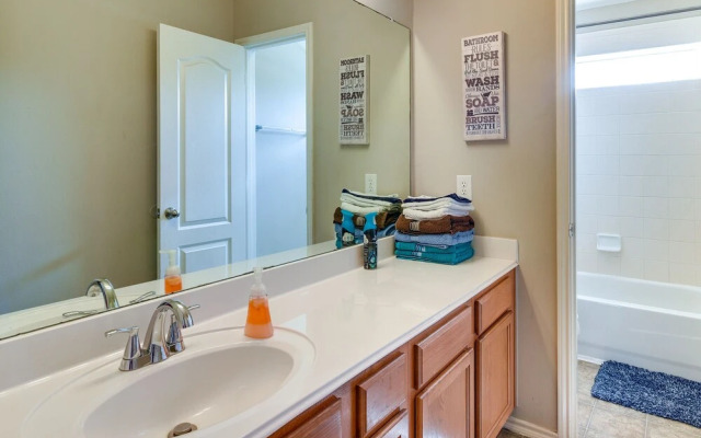 Pet-friendly Pearland Home ~ 21 Mi to Houston!