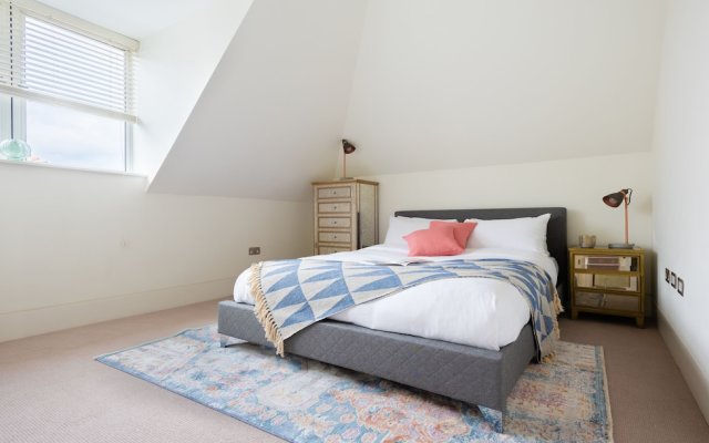 The East Finchley Retreat - 6BDR House with Swimming Pool, Garden, Parking, Pool Table Room