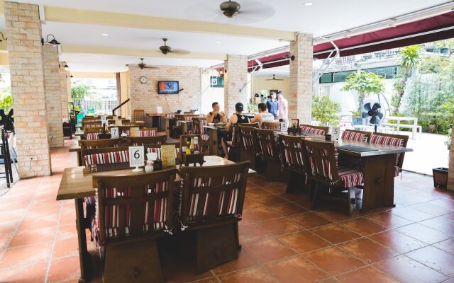 Feung Nakorn Balcony Rooms and Cafe