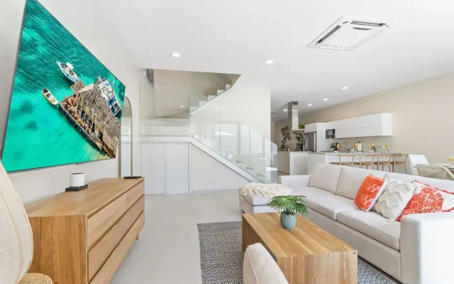 NEW Lux 4BR Villa w Private Pool Walk to Beach