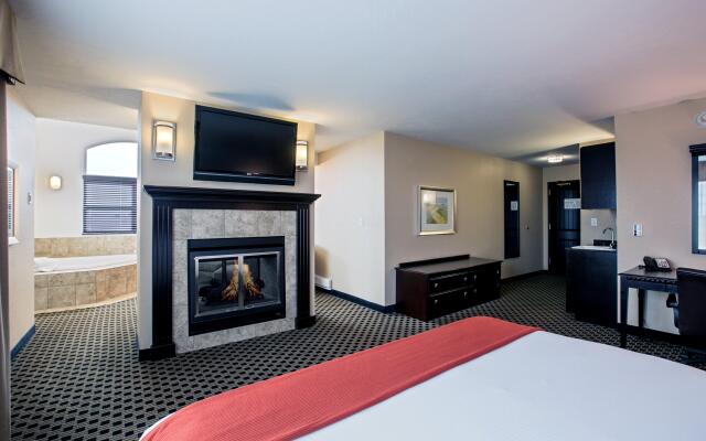 Holiday Inn Express & Suites Green Bay East, an IHG Hotel