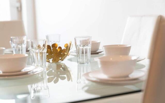 Stylish, modern 3 bedroom townhouse with parking