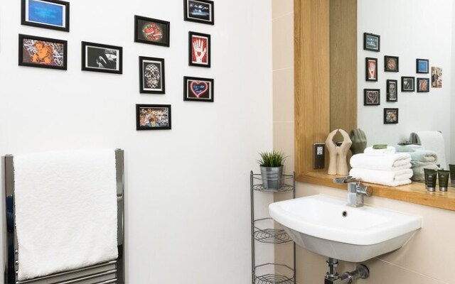 Modern Muscians 2BR Flat in Greenwich