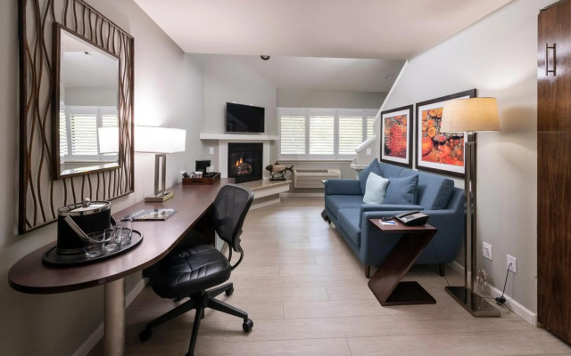 Mariposa Inn & Suites