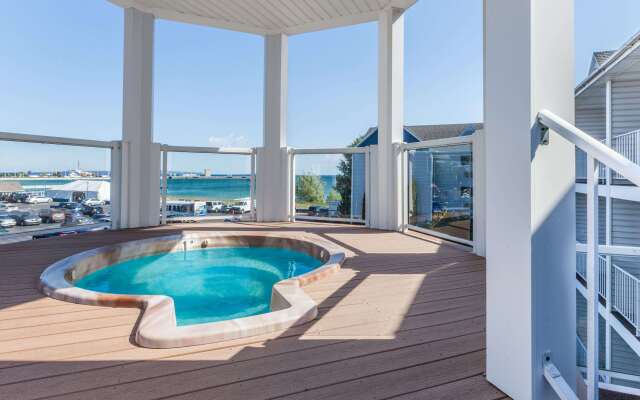 Ramada by Wyndham Mackinaw City Waterfront