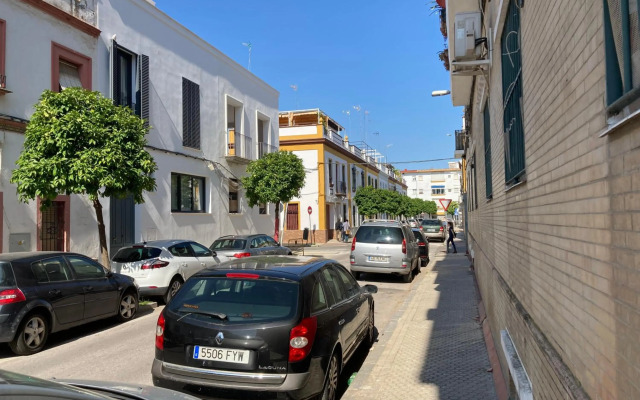 Acogedor apartamento en semisótano con patio y cerca de la Plaza de España