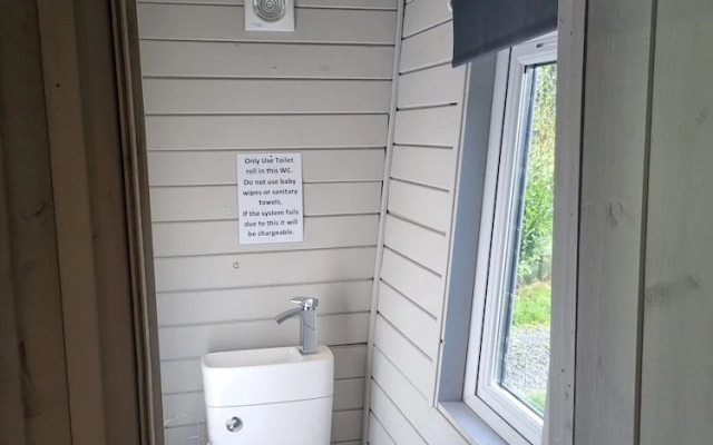 Glamping Hut - Riverside 6