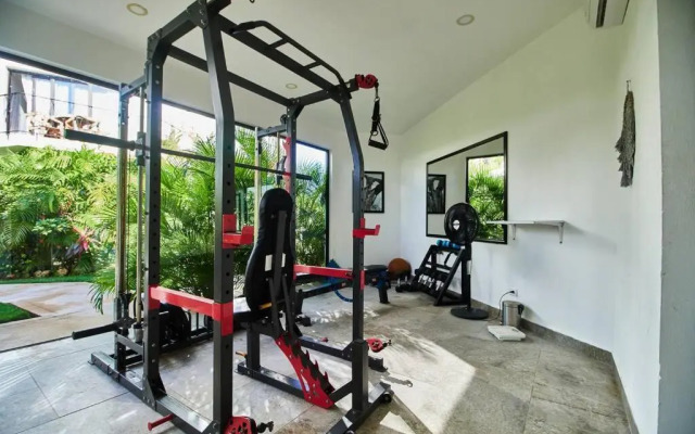 Neem 11 Stylish&Bright APT 2 Pools, AC, Gym & 50MB WIFI