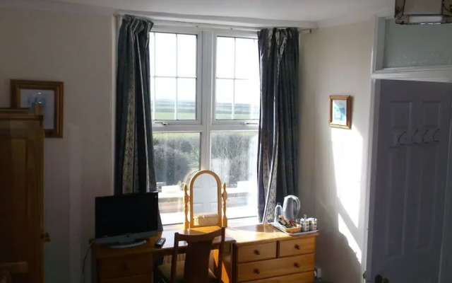 Trenowan B and B