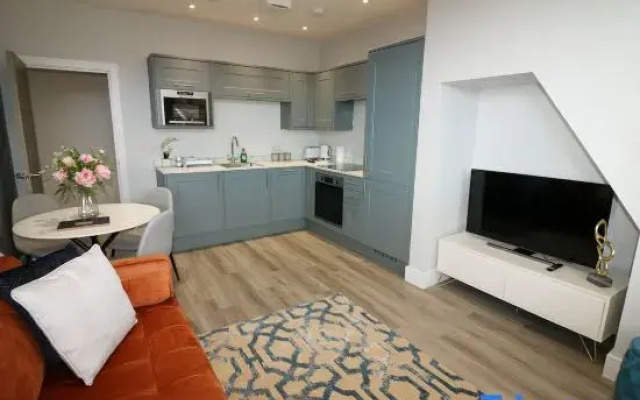 Sea View 2-Bed Family Apt w/ Free Gym & Parking