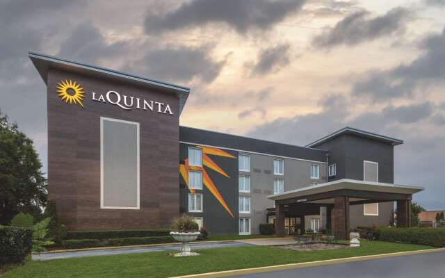 La Quinta Inn & Suites by Wyndham Atlanta Airport South