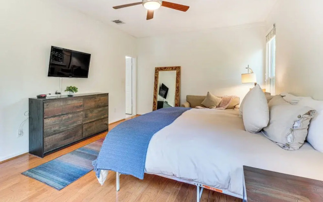 Deck & Greenbelt Access: Lovely Austin Home
