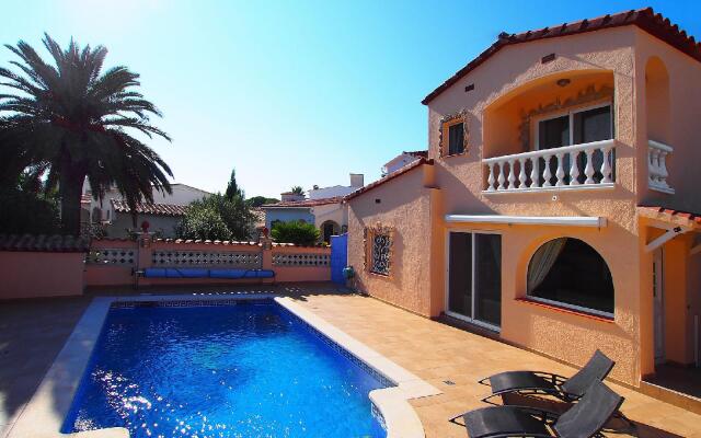 Requesens 166 - Three Bedroom