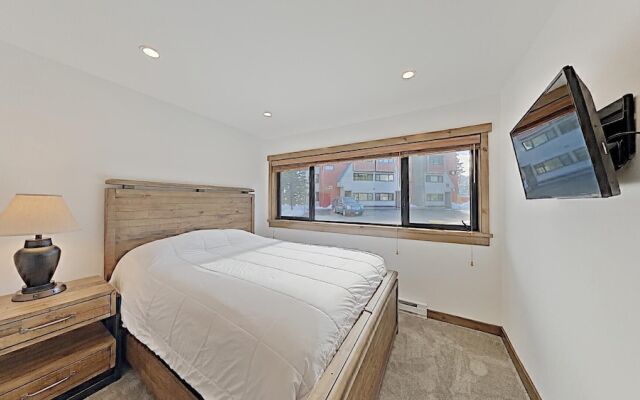 Deluxe Slopeside Home Just STEPS to Mammoth Mountain Slopes and Village Gondola - 3 Spas, Sauna and Pool by RedAwning